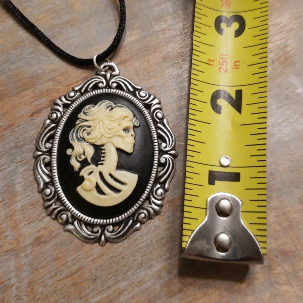 Large Lolita Skeleton Cameo Necklace Skull - Picture 8 of 8
